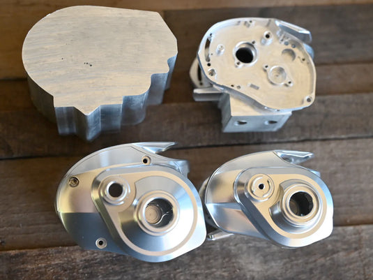 Bates - The Hundo Baitcast Reel (RH)