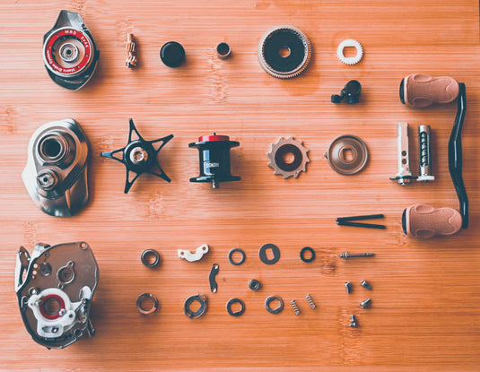 Bates - The Hundo Baitcast Reel (RH)